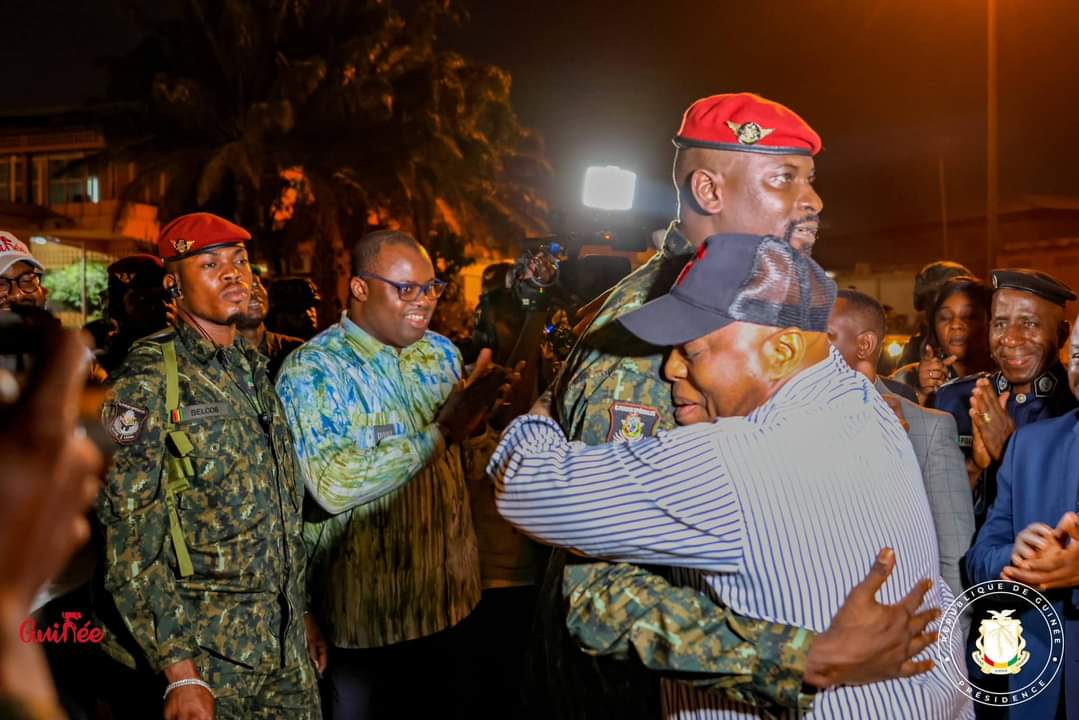 Aéroport Ahmed Sékou Touré : le colonel Mamadi Doumbouya accueille des Guinéens venant de la Tunisie 