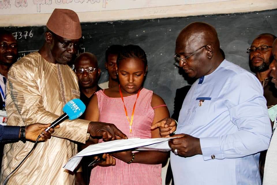 EXAMENS NATIONAUX SESSION 2022: le Ministre Guillaume HAWING lance la première épreuve au centre lycée Wouro dans la Préfecture de Labé.