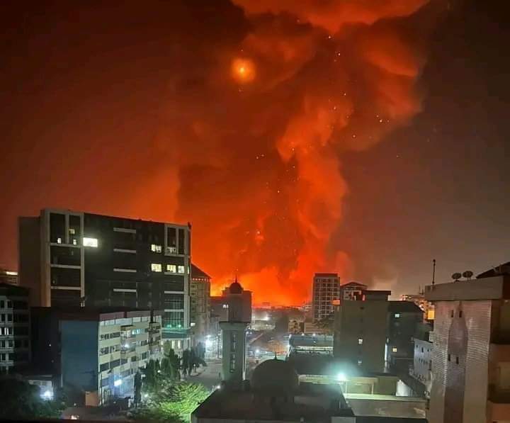 Explosion du plus grand dépôt de carburant à Kaloum : les fonctionnaires priés de rester chez eux, écoles et stations services fermées  ! 