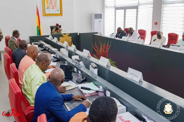 Guinée : Mamadi Doumbouya demande aux ministres de  surseoir à la pause de première pierre d’un édifice s’ils ne peuvent pas le livrer dans le délai annoncé