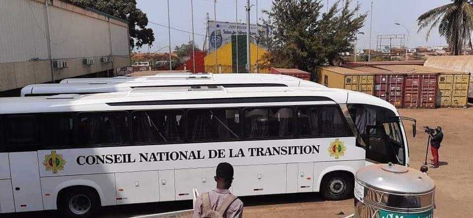 Guinée: le chef de la junte met trois bus à la disposition du CNT