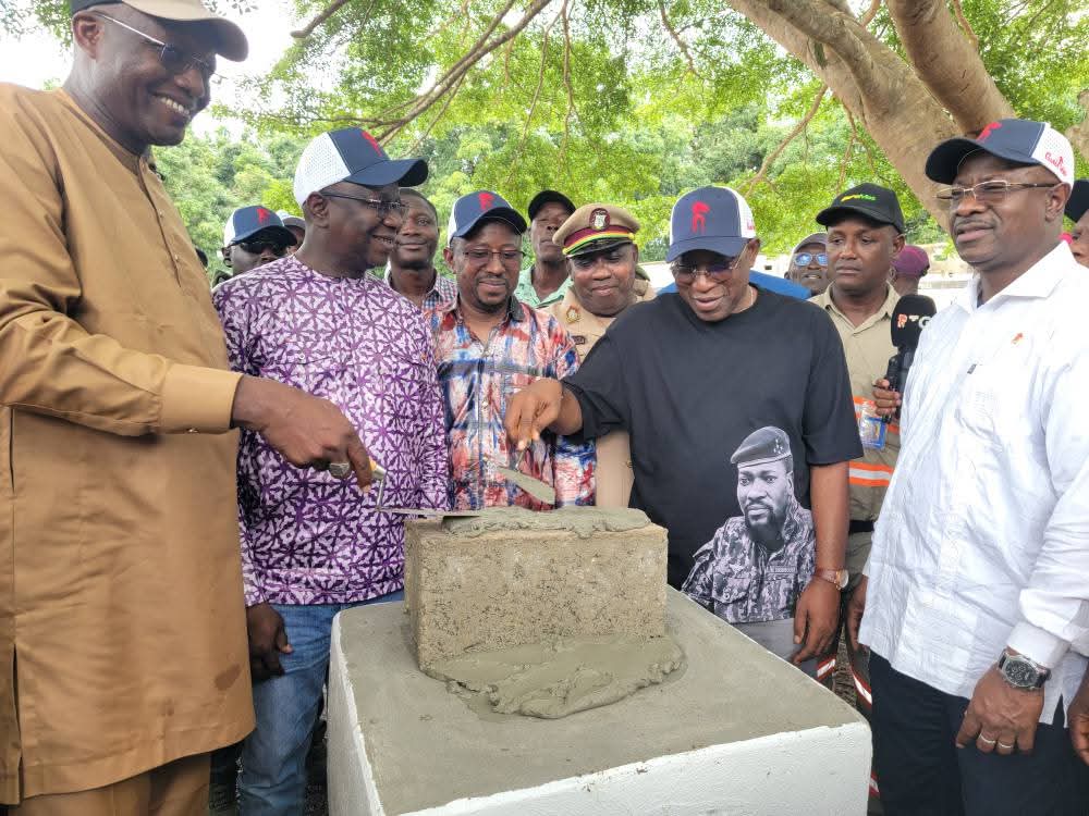 Kamsar : le gouvernement pose la première pierre d’un lycée d’élite à Kawass
