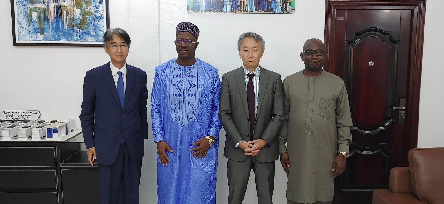 L'Ambassadeur de Japon en Guinée en visite de courtoisie chez SEM Aly Seydouba Soumah.
