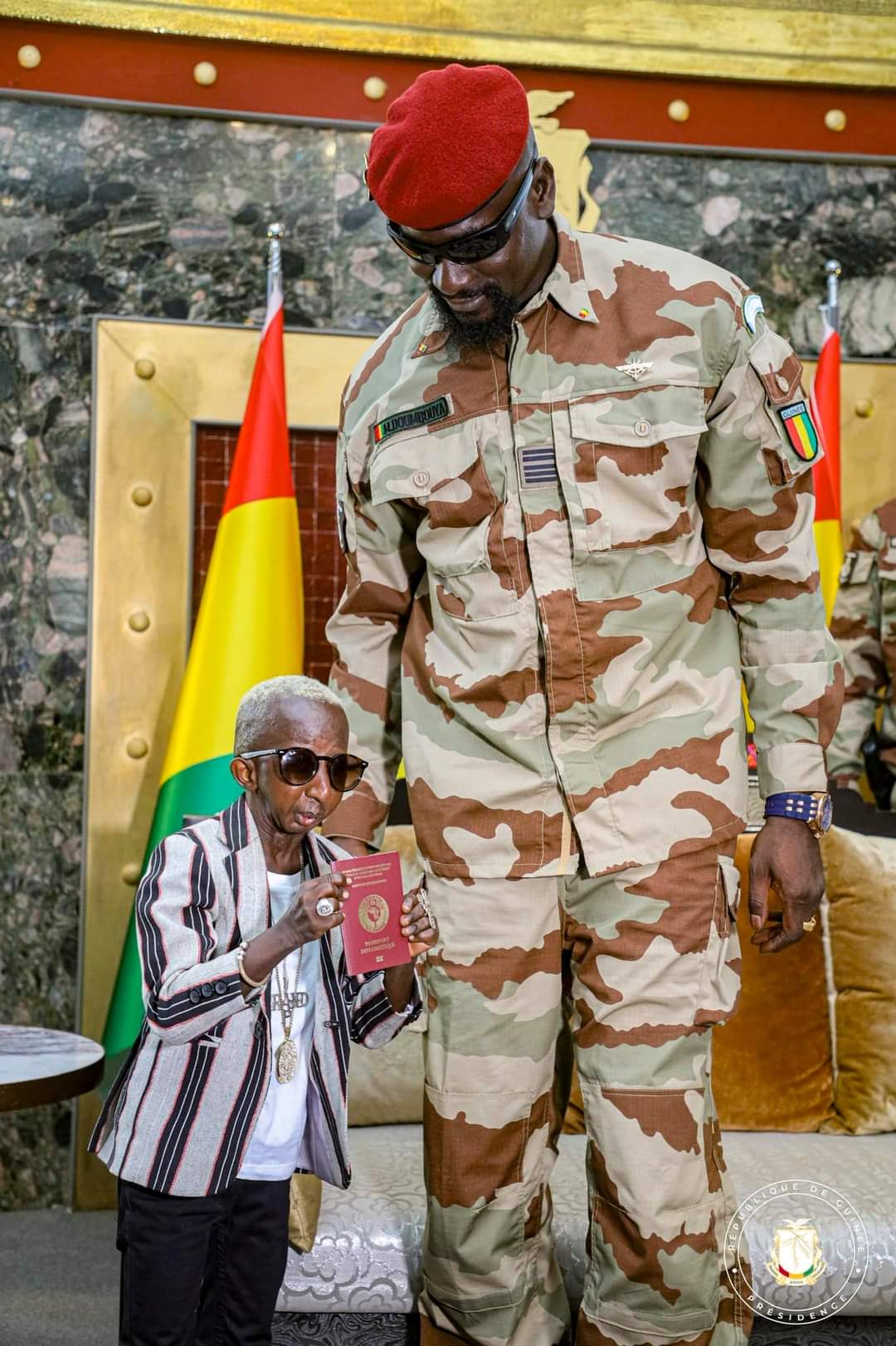 Palais Mohammed V : l'ambassadeur "Grand P" reçoit un passeport diplomatique des mains du Chef de l’État 